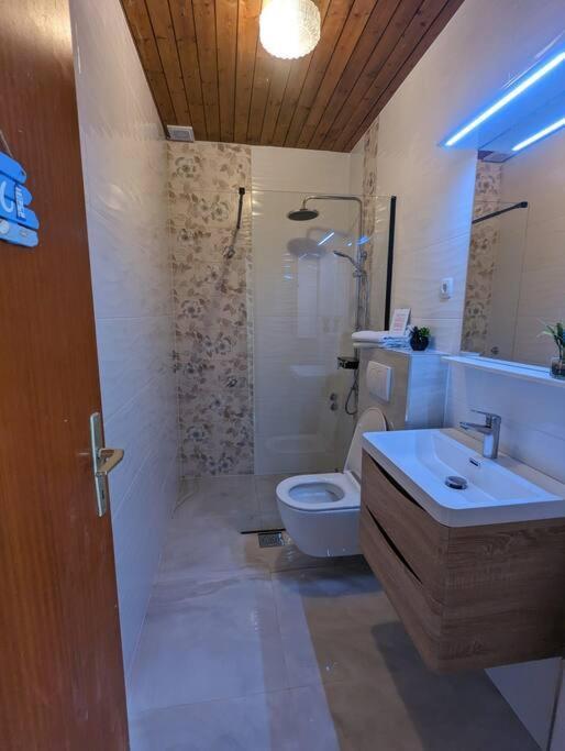 Zeezicht Appartement 50M From Beach Srima Extérieur photo