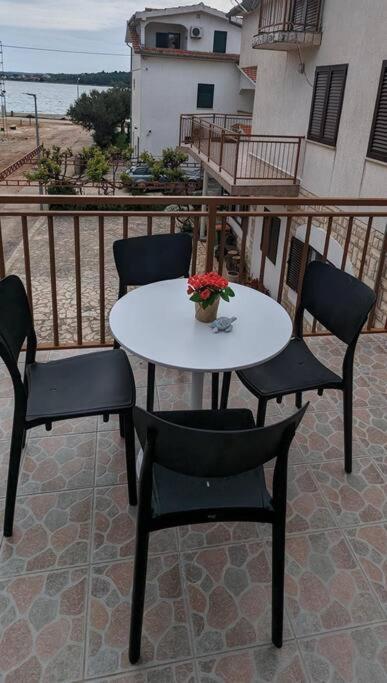 Zeezicht Appartement 50M From Beach Srima Extérieur photo