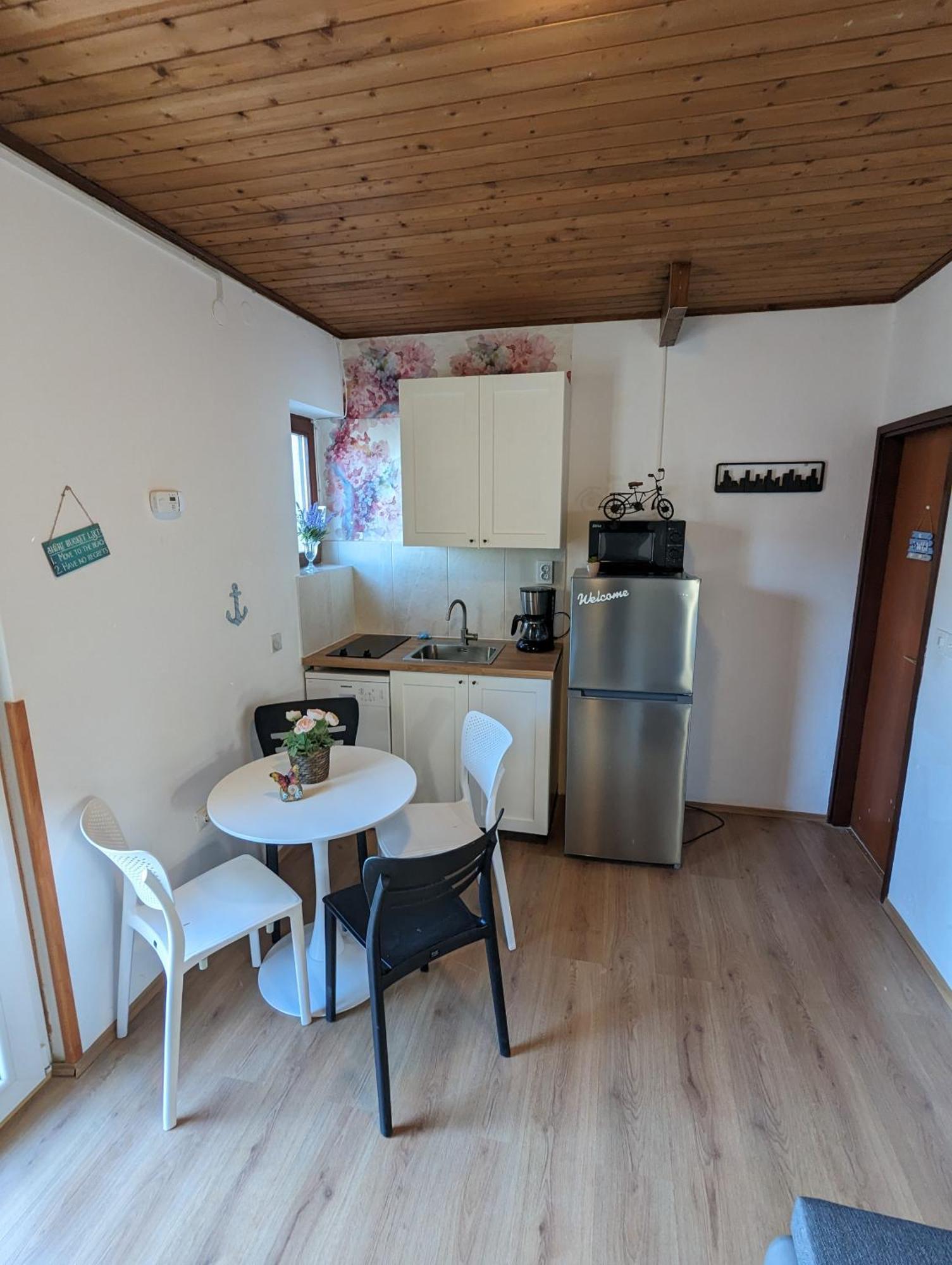 Zeezicht Appartement 50M From Beach Srima Extérieur photo